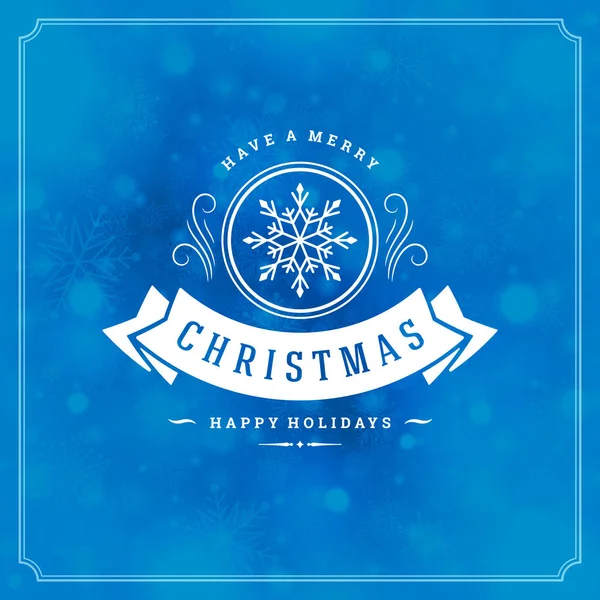 クリスマスと新年のレトロなタイポグラフィー ラベル デザインと雪の結晶の光 休日は グリーティング カード デザインとビンテージ飾り装飾を希望します ベクトルの背景 — ストックベクタ