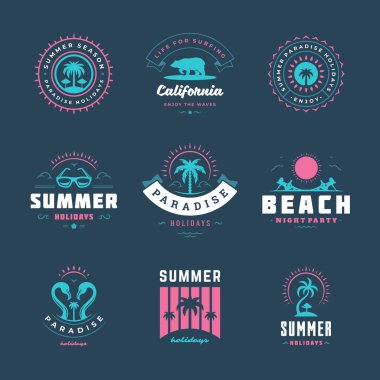 Yaz tatili etiketleri ve rozetler eski tipografi tasarımı seti. Tebrik kartları, posterler ve giyim tasarımları için şablonlar. Vektör illüstrasyonu.