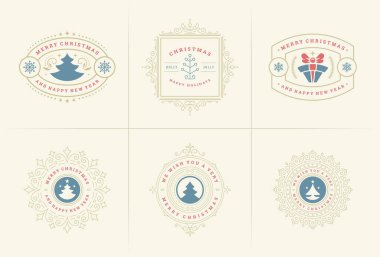 Noel vektörü tipografisi etiketleri ve rozetleri süsler, mutlu yıllar ve kış tatilleri vektör ilüstrasyonları