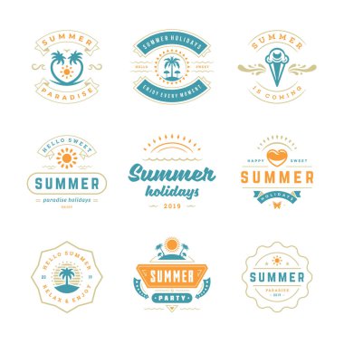 Yaz tatili etiketleri ve rozetleri retro tipografi tasarımı seti.