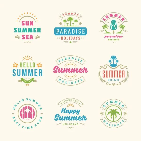 Vacaciones de verano etiquetas e insignias retro tipografía diseño conjunto. — Archivo Imágenes Vectoriales