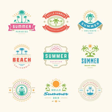 Yaz tatili etiketleri ve rozetleri retro tipografi tasarımı seti.