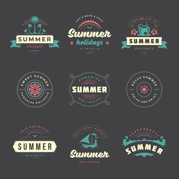 Sommerurlaub Etiketten und Abzeichen Retro-Typografie-Design-Set. — Stockvektor