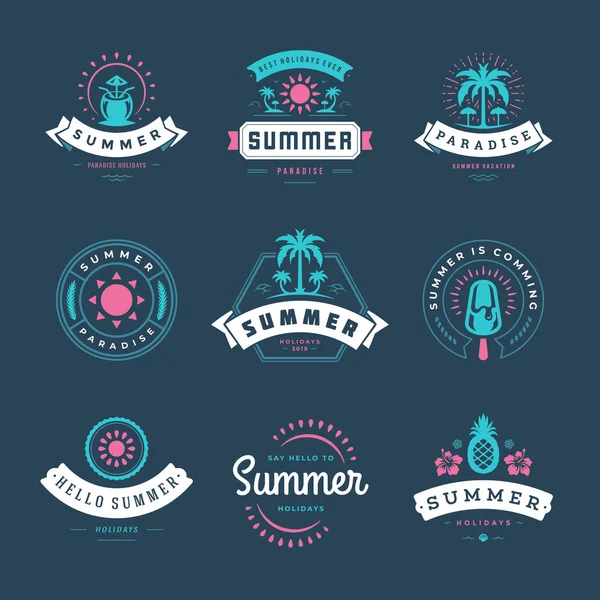 Yaz tatili etiketleri ve rozetleri retro tipografi tasarımı seti. — Stok Vektör