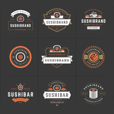 Suşi restoranının logoları ve rozetleri suşi somonlu Japon yemeklerini siluet vektör çizimine ayarlıyor.