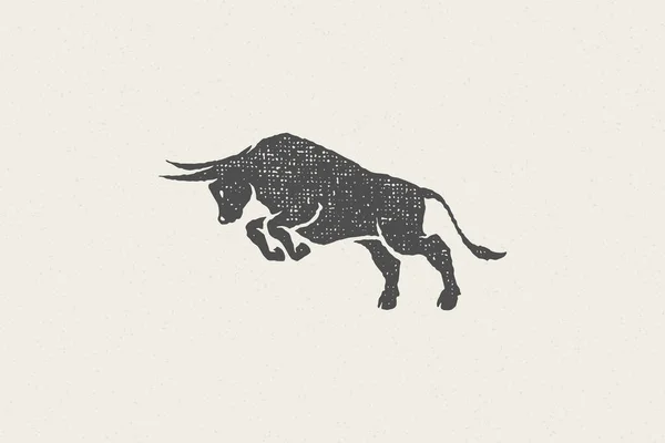 Arg svart ox silhuett hoppa och goring på gården hand dras stämpel effekt vektor illustration. — Stock vektor