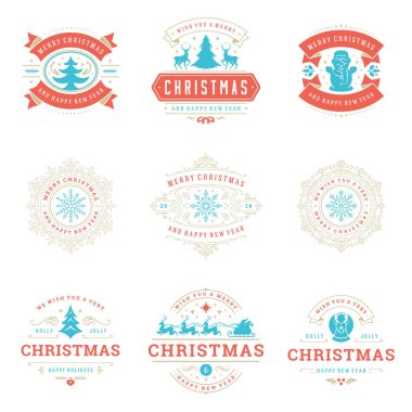 Yılbaşı etiketleri ve rozetleri vektör tasarım ögeleri ayarlandı.