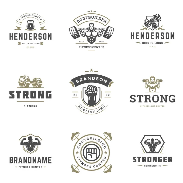 Fitnesscentrum en sportschool logo 's en badges design set vector illustratie typografische labels met sportuitrusting — Stockvector