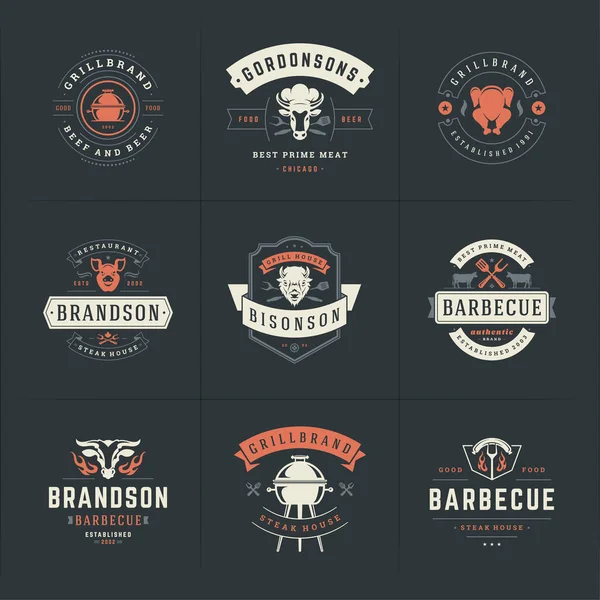 Logotipos de parrilla y barbacoa set vector ilustración steak house o restaurante menú insignias con siluetas de comida barbacoa — Vector de stock