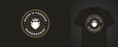 Bir berber dükkanı için şık bir logo. İçinde sakal ve taç var. Eski tarz metinlerle çevrili. Tasarım siyah bir tişörte basılıyor, şık ve göz alıcı bir görünüm yaratıyor. Vektör illüstrasyonu