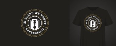 Klasik berber dükkânı logosu klasik bir ustura tasarımı içeriyor. Dekoratif eğri ile çevrili ve motive edici bir alıntısı var. Logo siyah bir tişörte basılmış, şık ve profesyonel bir görünüm yaratıyor.