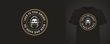 Bıyıklı ve papyonlu şık bir berber logosu. Eğri büğrü bir metinle tamamlanmış. Tasarım siyah bir tişörte basılıyor, profesyonel ve klasik bir görünüm yaratıyor.