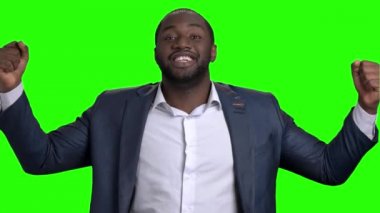Afro Amerikalı işadamı zaferini kutluyor.