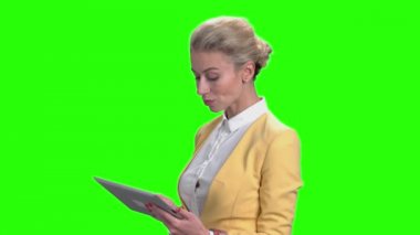 Neşeli iş kadını PC tablet kullanma.