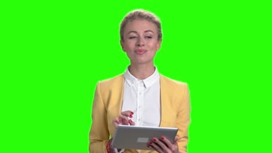 Gülümseyen iş kadını dijital tablet kullanma.