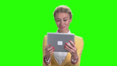 Neşeli iş kadını dijital tablet kullanma.