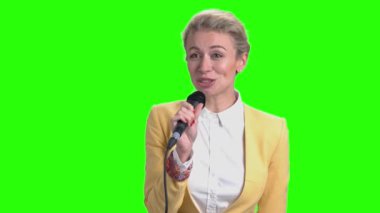 Mikrofonla Konuşan Genç Güzel Kadın.