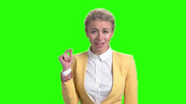 Kadın şarkı ve kameraya bakıyor.