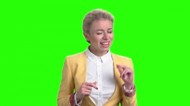 Çekici hanım yeşil ekranda şarkı söylüyor.