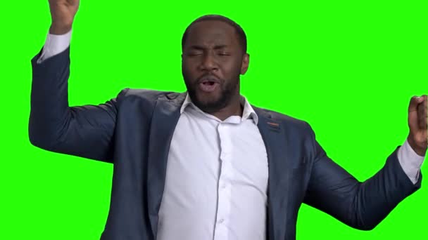 Удовлетворенный афро-американский бизнесмен на зеленом экране . — стоковое видео