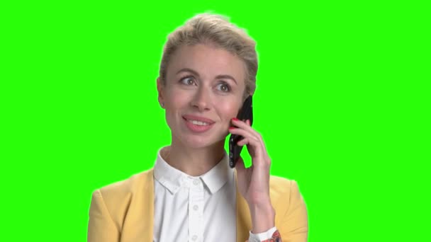 Веселая деловая леди разговаривает по телефону . — стоковое видео