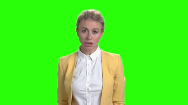 Young angry business woman on green screen. — Stock Video