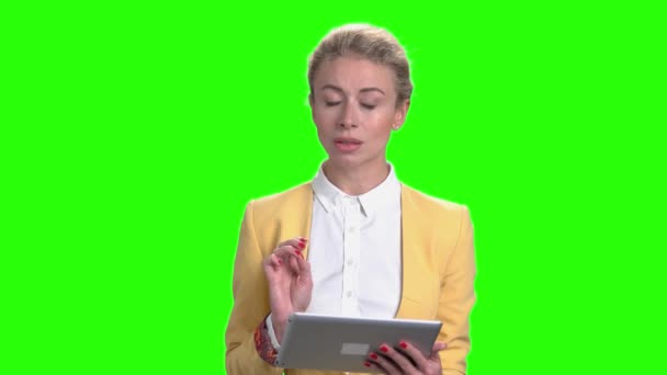 Zakenvrouw met pc tablet op chroma key achtergrond. — Stockvideo