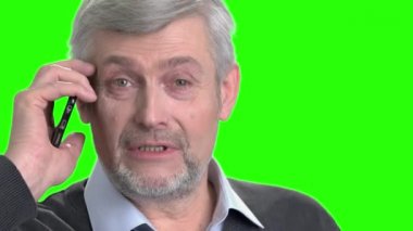 Olgun adam telefonda konuşurken kapatın.