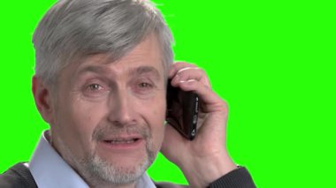 Olgun beyaz adam telefonda konuşurken.