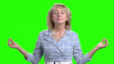 Olgun kadın zen modunda meditasyon.