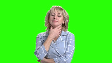 Yeşil ekran arka plan üzerinde rahatlatıcı kadın.