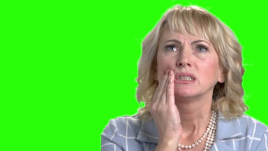 Yanağı diş ağrısı nedeniyle dokunmadan kadın.