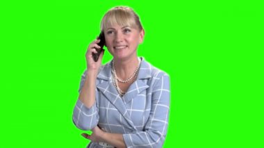 Olgun kadın cep telefonunda söz.