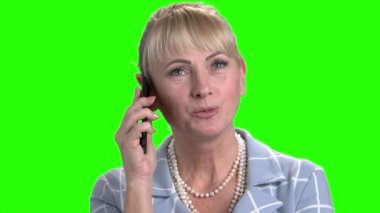 Güzel kadın Smartphone'da söz kapatın.