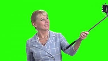 Gülümseyen bir selfie alarak Olgun kadın.