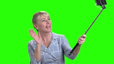 Gülümseyen monopod ile Olgun kadın.