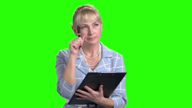 Chroma anahtar arka plan panoya kadınla.