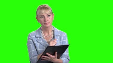 Pano ile kendine güvenen bayan Müfettiş.