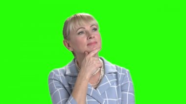 Güzel kadın yeşil ekranda rüya.