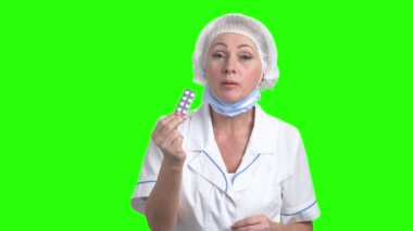 Çok kadın doktor hap blister holding.