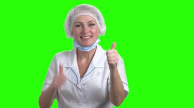 Doktor kadın iki Yaşasın vererek.