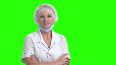 Yeşil ekranda kadın cerrah portresi.