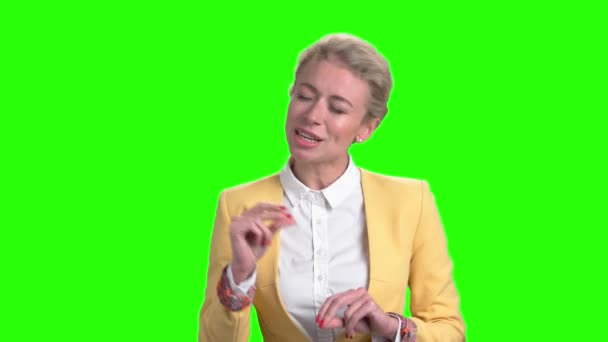 Woman passionately singing on green screen. — Stock Video