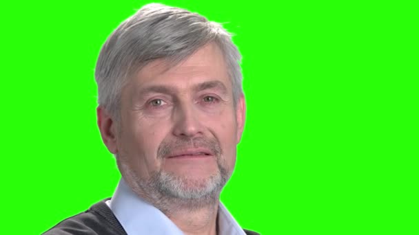Närbild av äldre man poserar på grön skärm. — Stockvideo