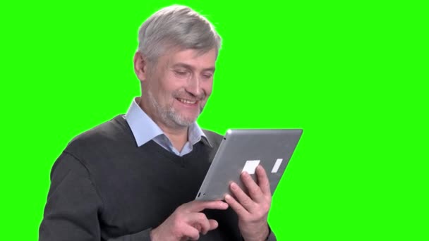 Hombre caucásico feliz usando tableta de computadora . — Vídeo de stock