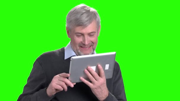 Joyeux homme d'âge moyen parlant via une tablette PC . — Video