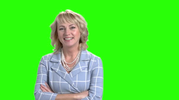 Glimlachende zakenvrouw op groen scherm. — Stockvideo