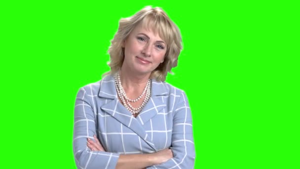 Elegante vrouw die lacht op chroma key achtergrond. — Stockvideo