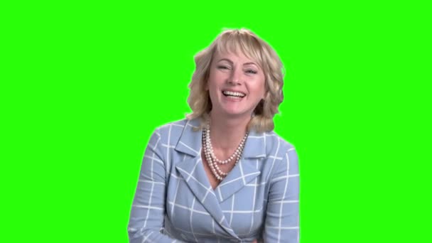 Schöne Frau lacht auf grünem Bildschirm. — Stockvideo
