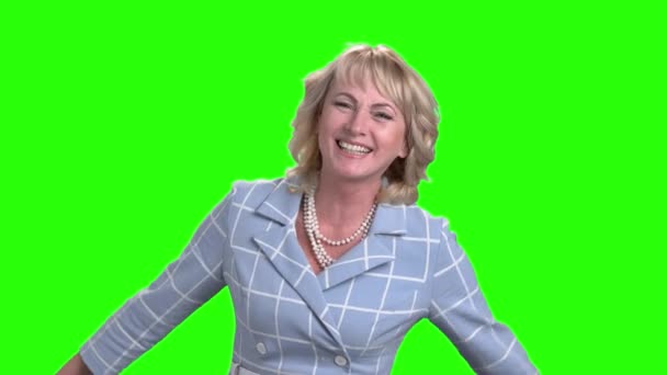 Elegante Frau lacht auf grünem Bildschirm. — Stockvideo